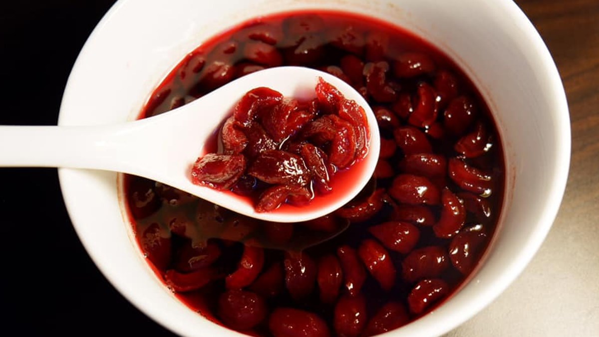 Ngoài ăn trực tiếp, mận nấu với đường tạo thành mứt, siro