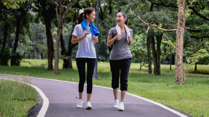 Đi bộ nhẹ nhàng là bài tập tốt cho sức khỏe và dễ dàng áp dụng với bệnh nhân gout