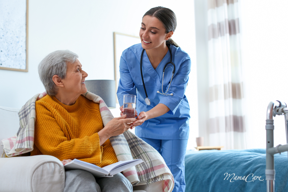 Đưa bố mẹ đi khám định kỳ là điều cần thiết để chăm sóc sức khỏe toàn diện