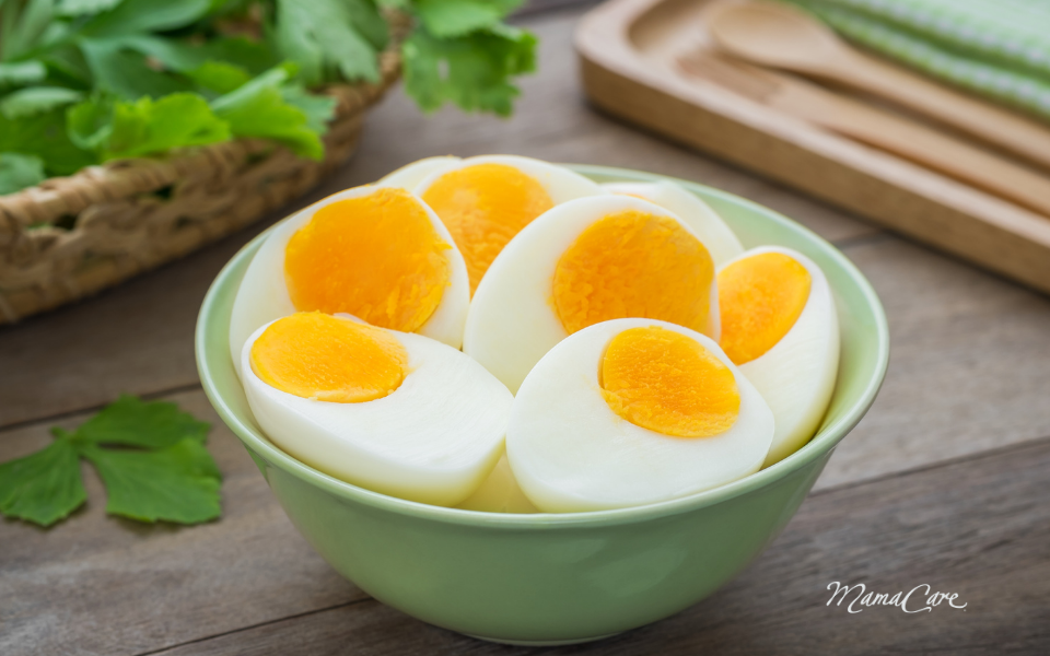 Trứng luộc là cách chế biến giữ được nhiều dưỡng chất nhất, ngoài ra có thể hấp hoặc chiên ít dầu