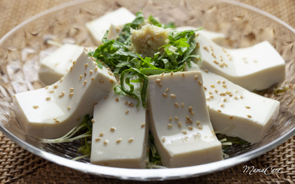 Phụ nữ có thể dùng đậu nấu chín, ăn đậu hũ luộc hoặc kho, uống sữa đậu nành không đường để hấp thu tốt nhất